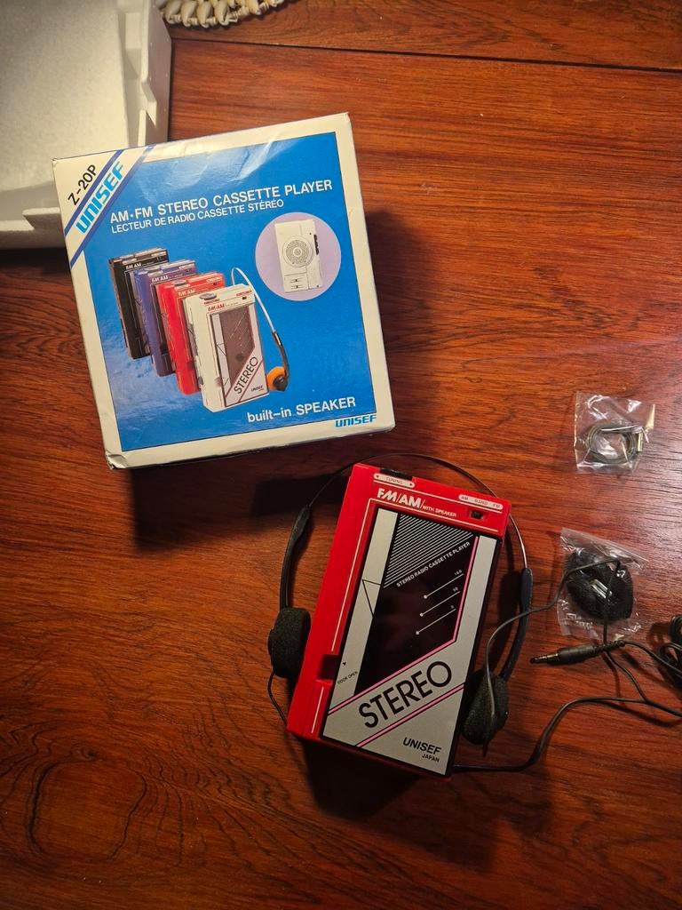 New Old Stock Unisef Z-20P Walkman Cassette AM/FM Radio, Ophalen of Verzenden, Walkman
