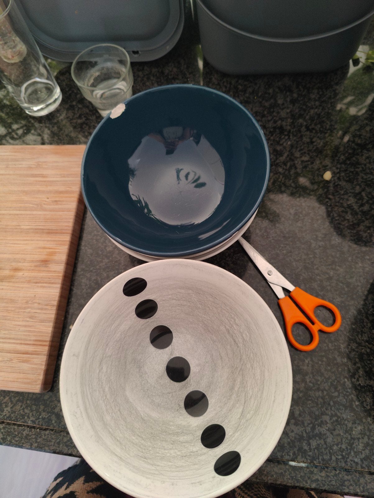 Ikea Servies Set: Borden en Kommen (Blauw, Zwart, Wit), Huis en Inrichting, Ophalen, Gebruikt, Overige stijlen, Aardewerk