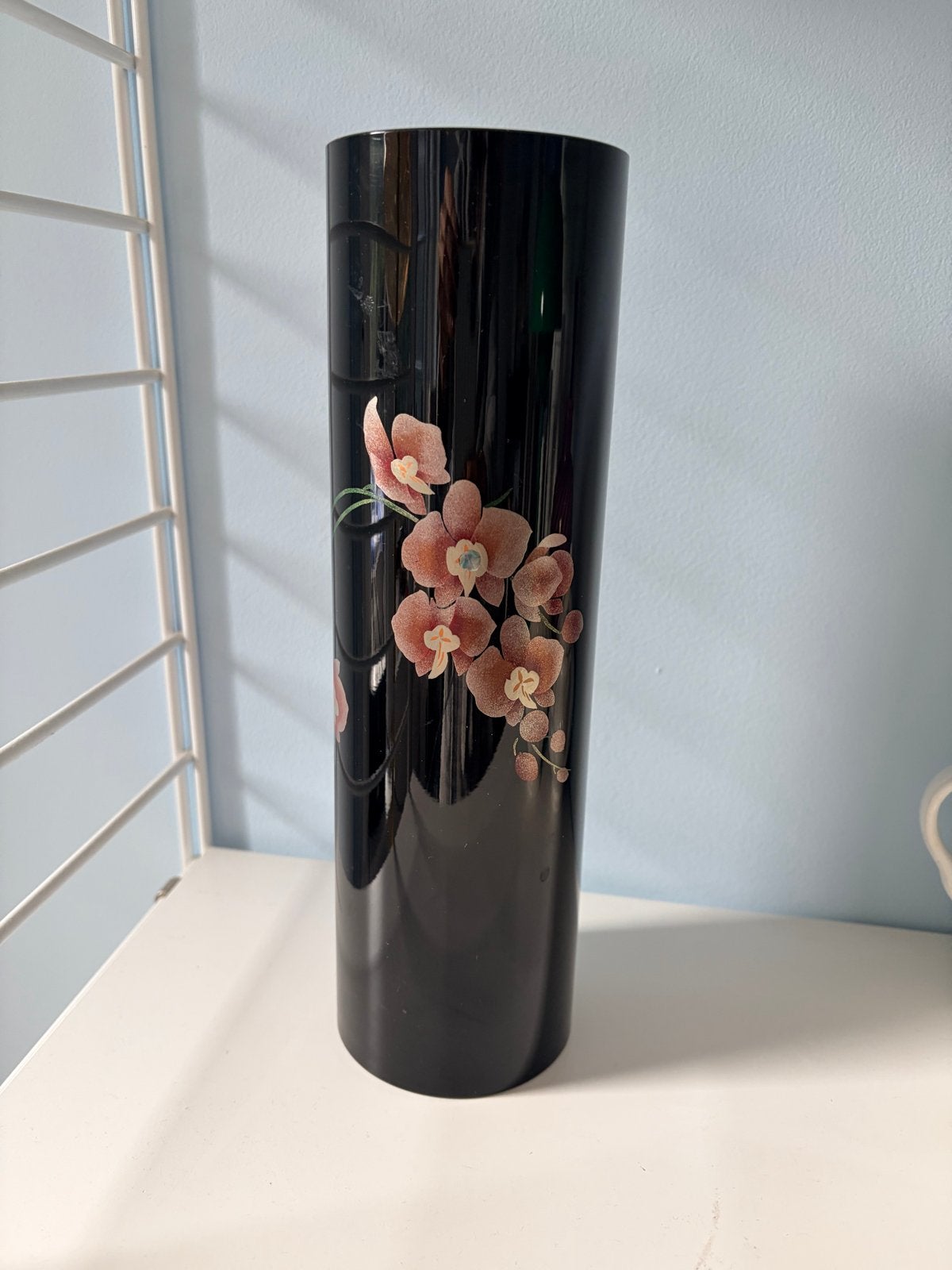 Zwarte vintage lakvaas met orchideeën, 24 cm hoog, Ophalen