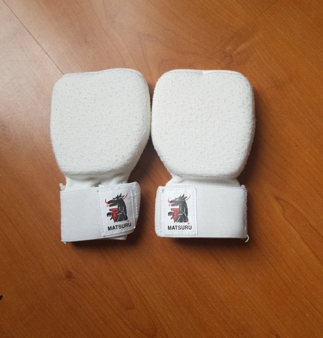 Matsuru karate box vechtsport handschoenen 2x, Ophalen of Verzenden, Zo goed als nieuw, Boksbinnenhandschoenen