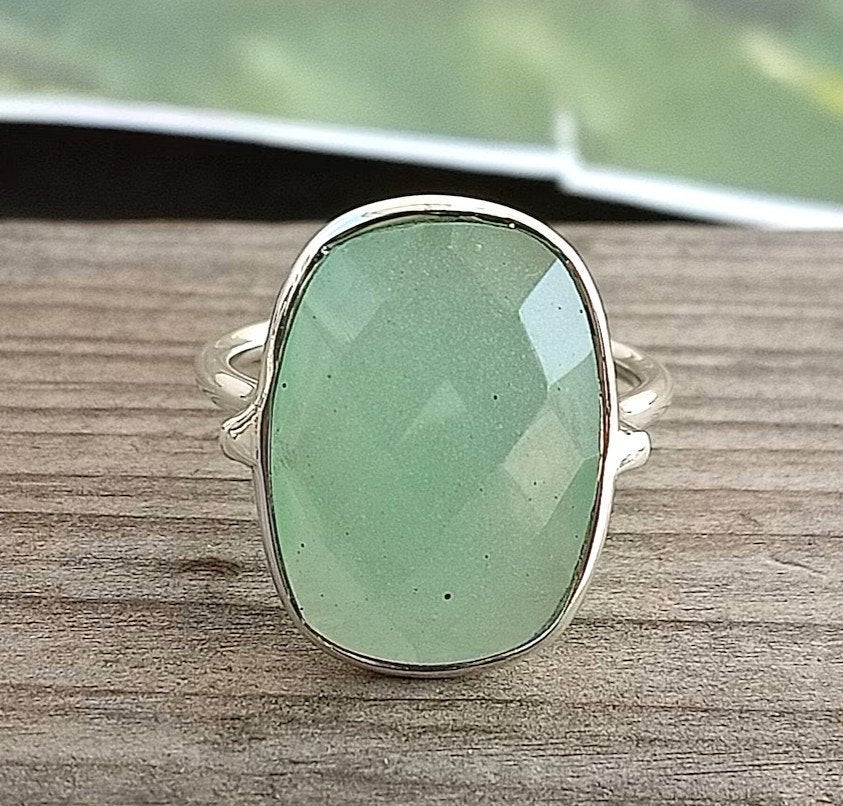 ilveren ring met een schitterende in facet geslepen prehniet, Sieraden, Tassen en Uiterlijk, Ringen, 18 tot 19, Verzenden, Nieuw
