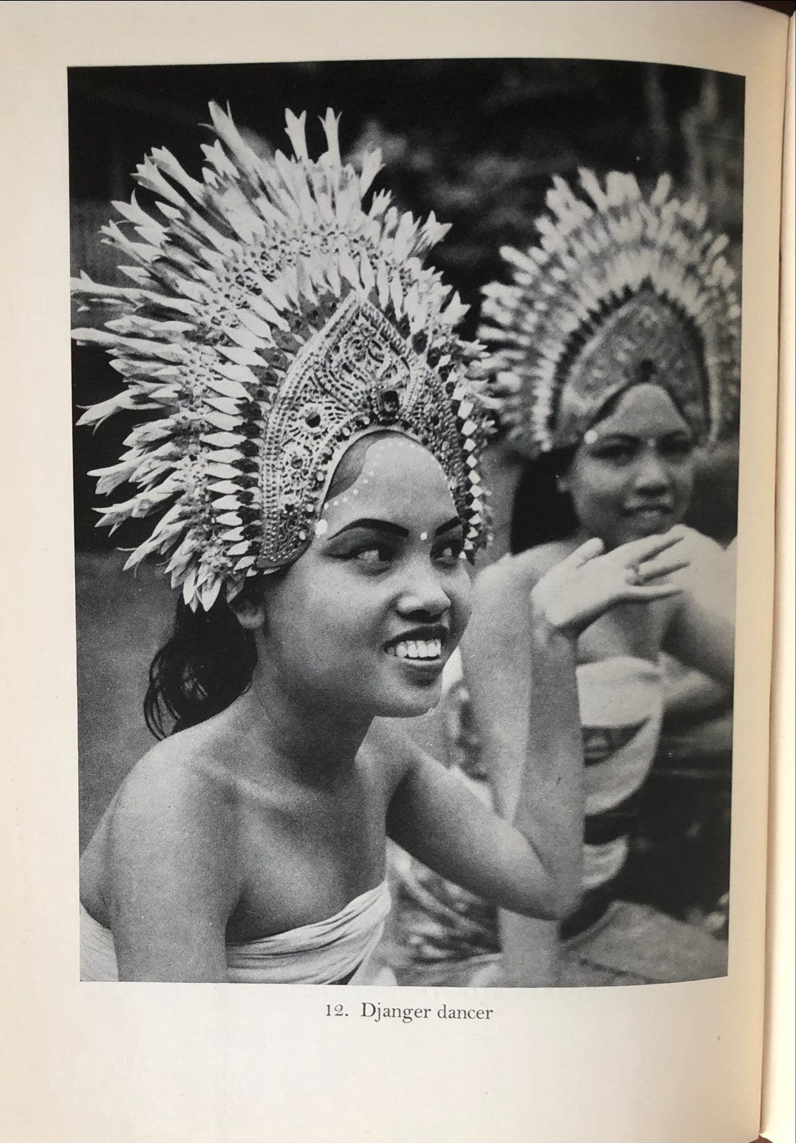 Dancing out of Bali -  (1953) Balinese dansen Indonesië, Indonesië, Ophalen of Verzenden, Overige typen, Papier/karton