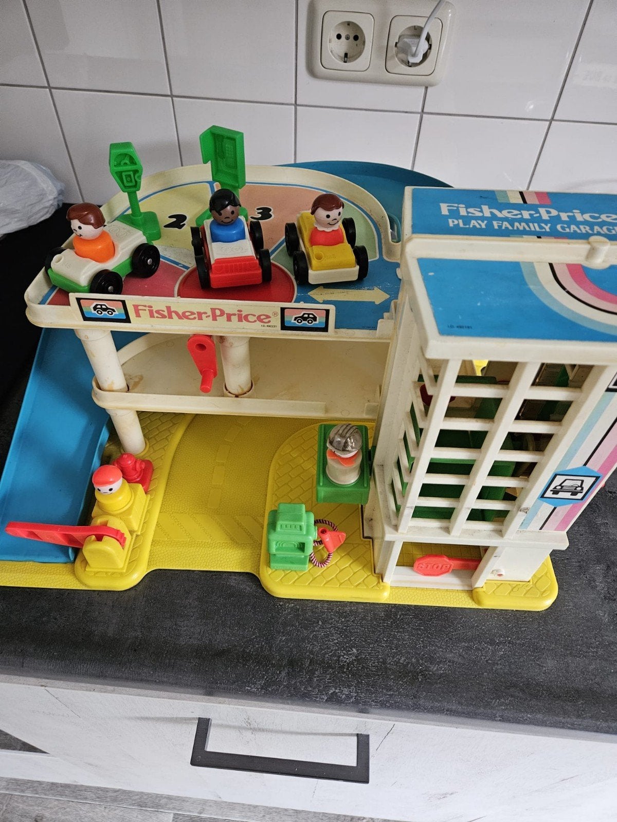 fisher price garage retro inclusief auto's, popjes enz, Ophalen of Verzenden, Gebruikt, Speelset