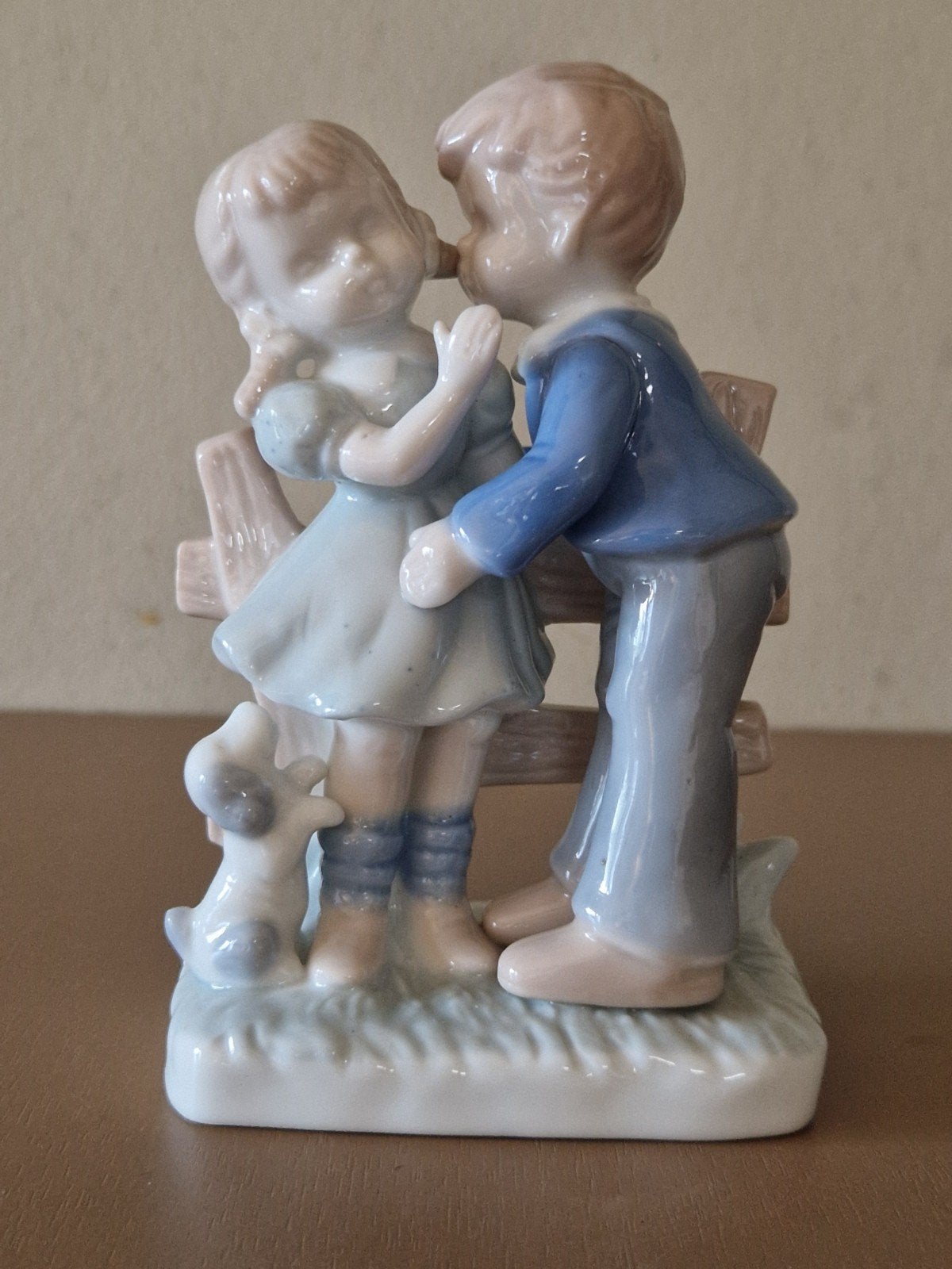 Schattig porseleinen beeldje  kussend stelletje met hondje, Ophalen of Verzenden, Zo goed als nieuw, Mens