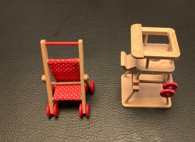 Houten poppenhuis meubels: buggy en kinderstoel, Ophalen of Verzenden, Gebruikt, Poppenhuis