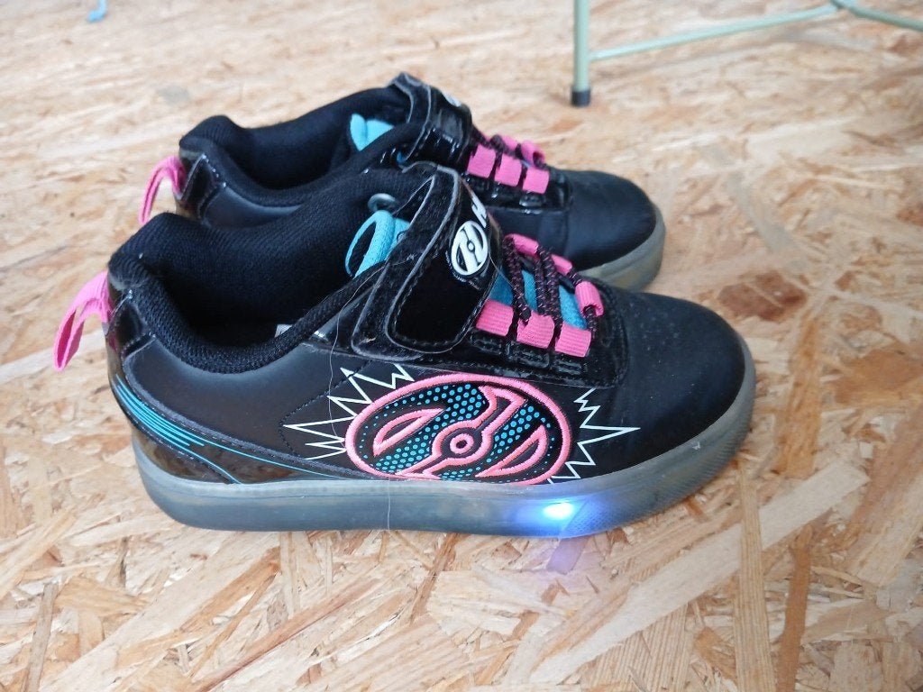 Heelys maat 31 rolschoenen met lichtjes, in originele doos, Ophalen, Zo goed als nieuw, Kinderen