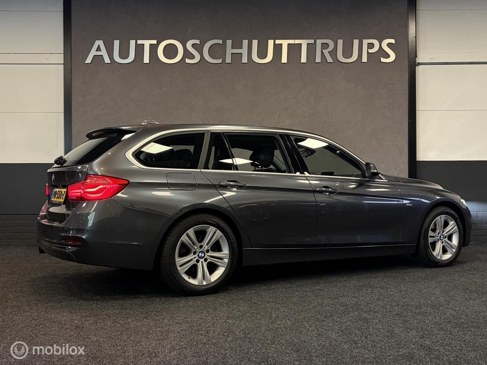 BMW 3-serie Touring 320i High Executive SPORTLINE / LEDER /, Automaat, 1998 cc, Achterwielaandrijving, 4 cilinders
