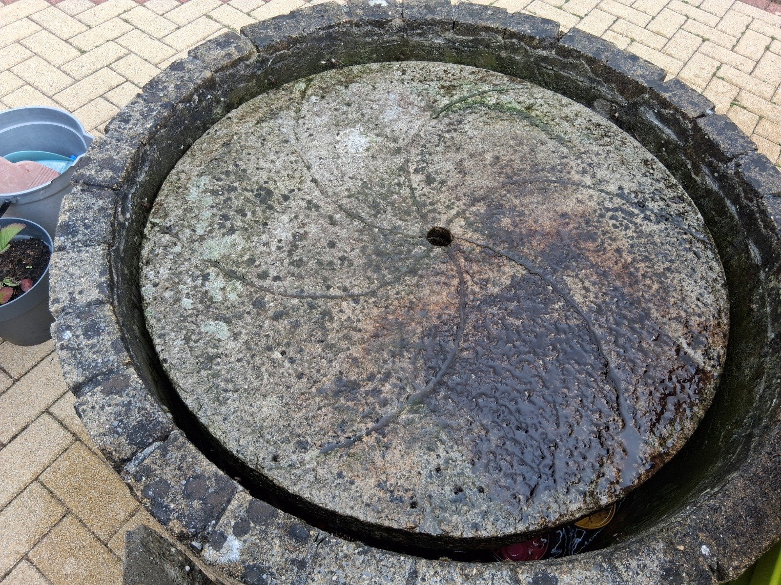 Decoratieve putrand met molensteen, Ophalen of Verzenden, Gebruikt, Beton, Abstract beeld