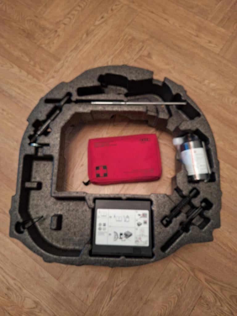 Audi verbanddoos en reparatieset in piepschuim houder, Ophalen of Verzenden, Zo goed als nieuw