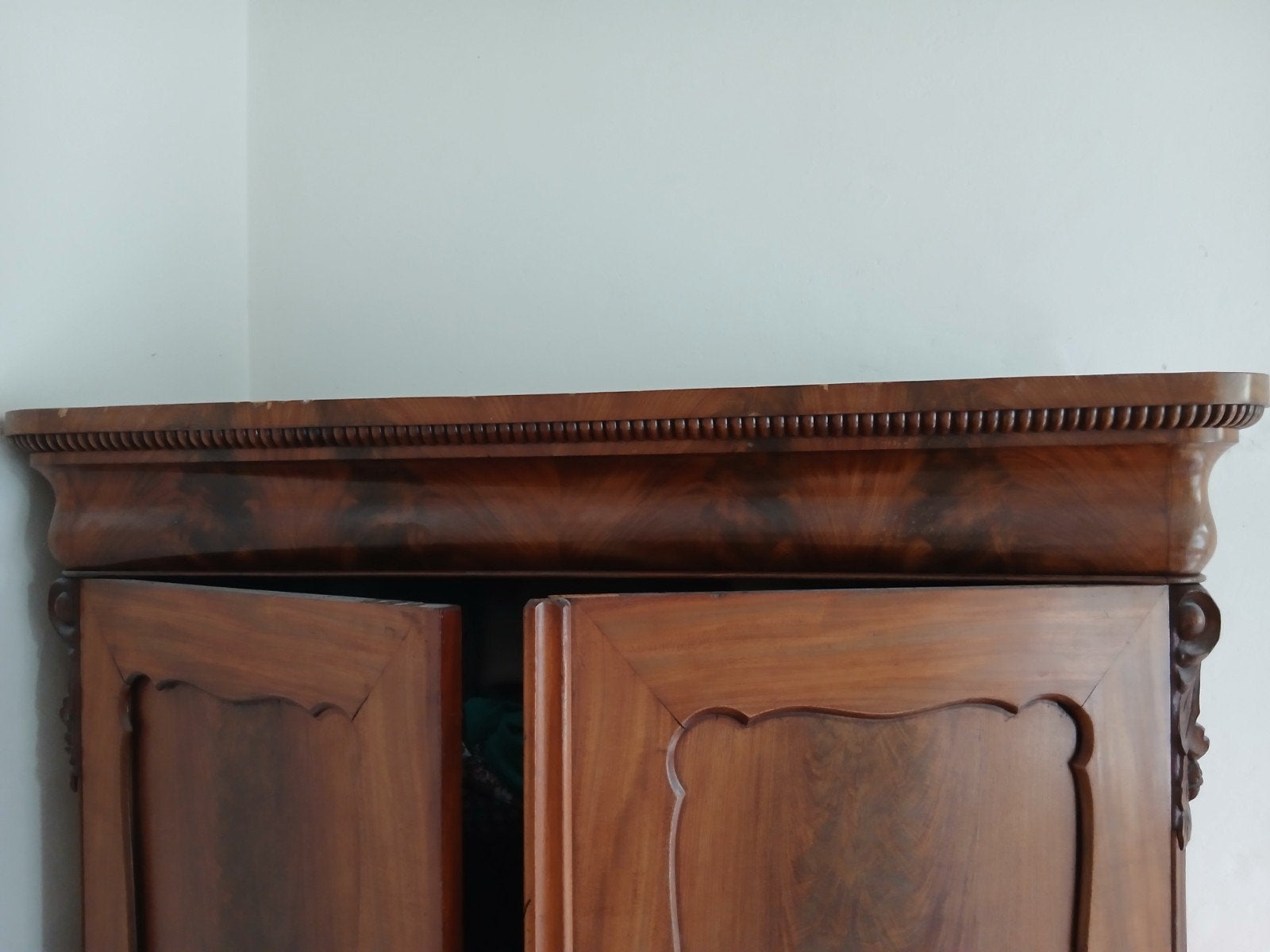 Antieke houten kast met sierlijke details, Ophalen