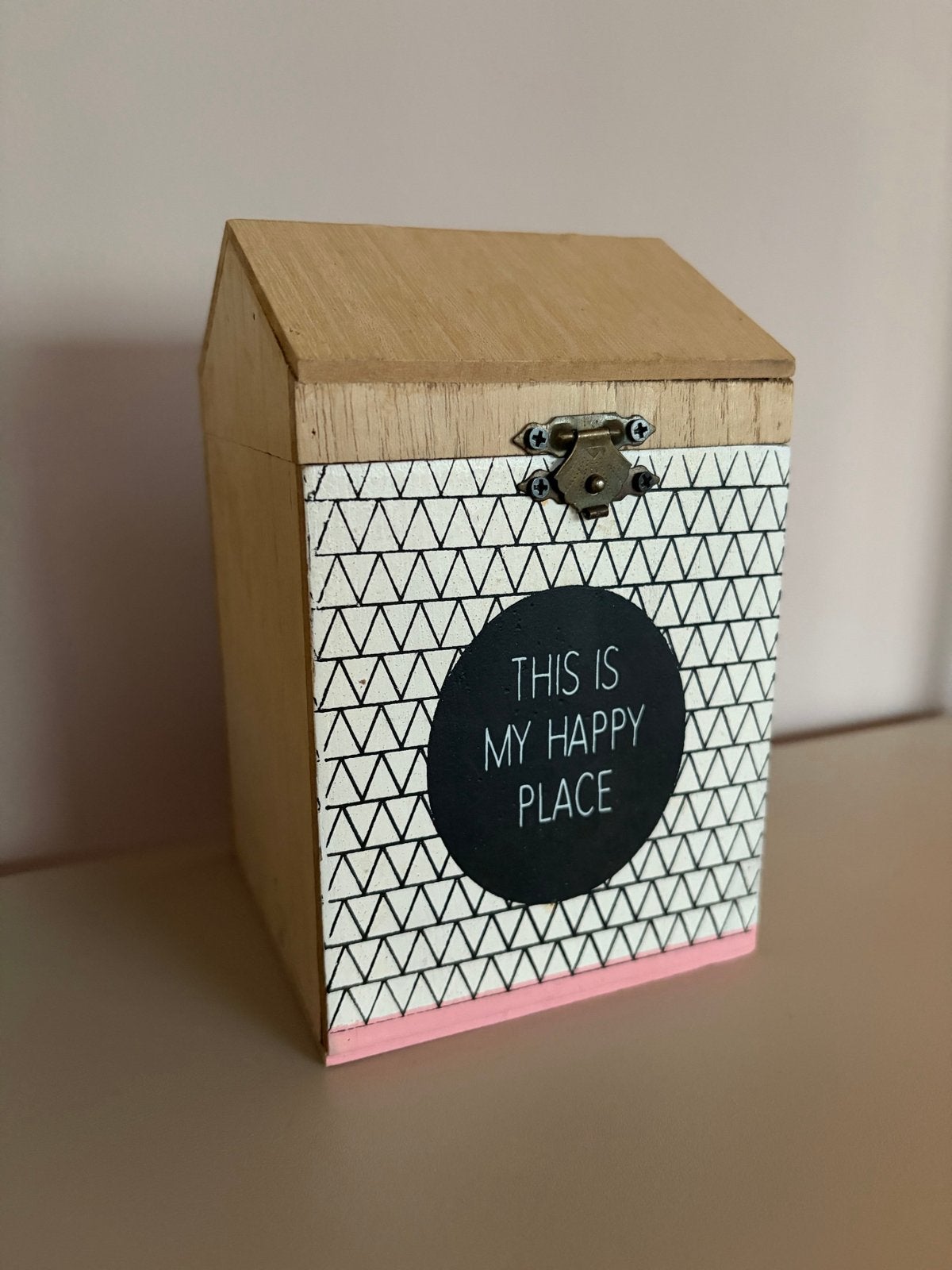 Decoratieve houten opbergdoos - 'This is my happy place', Minder dan 50 cm, Gebruikt, Ophalen of Verzenden, 5 – 50