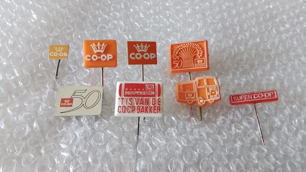 8 verschillende speldjes co-op supermarkten, Verzamelen, Speldjes, Pins en Buttons, Ophalen of Verzenden, Zo goed als nieuw, Overige onderwerpen