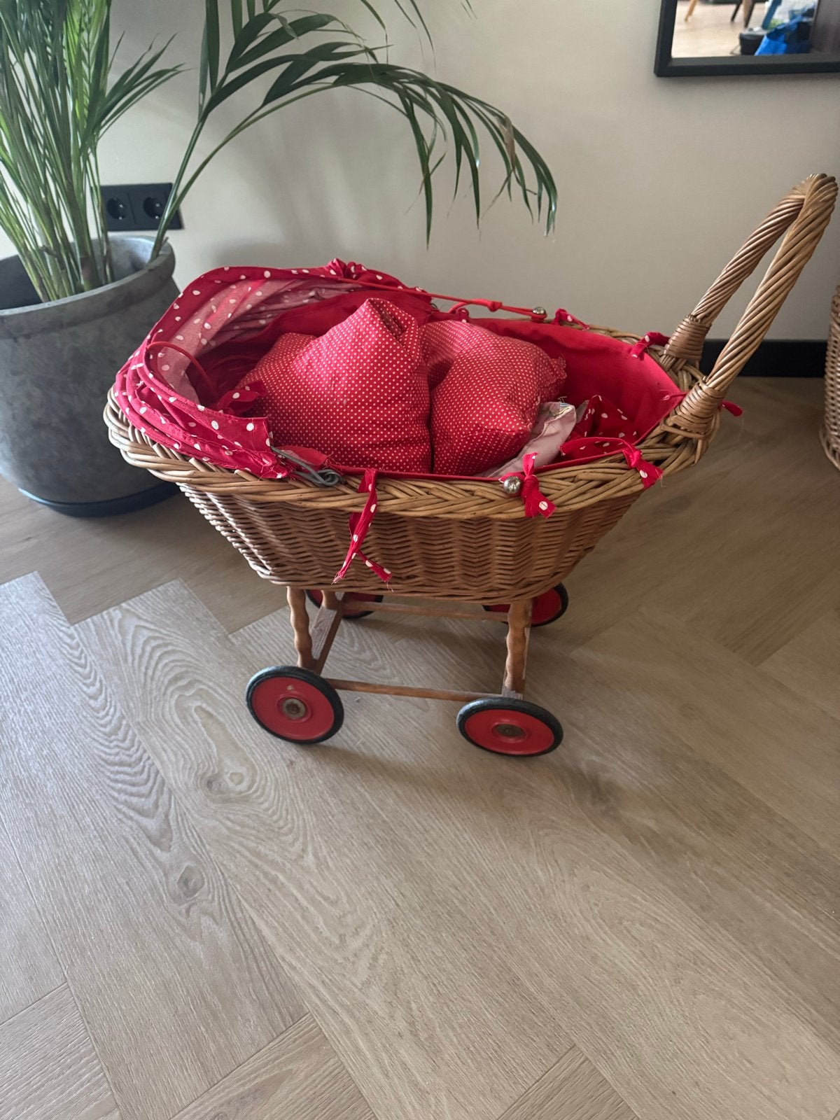 Vintage rieten poppenwagen met rode bekleding, Ophalen, Gebruikt, Overige typen