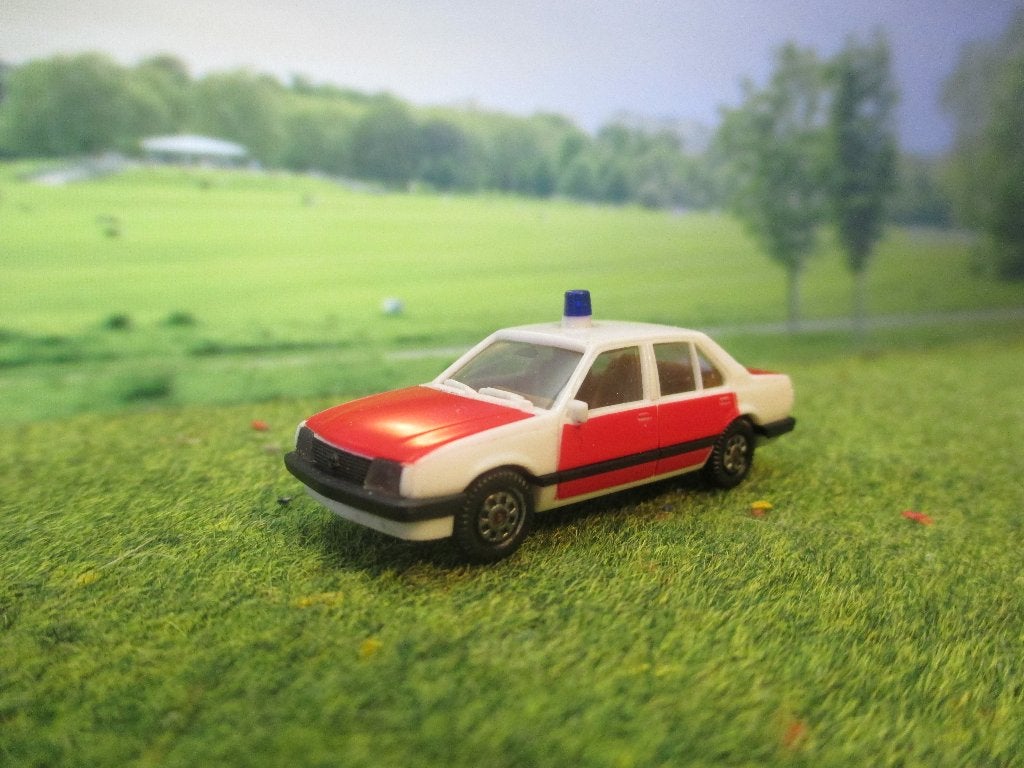 Opel Ascona C Sedan - Herpa politie of brandweer rood / wit, Hobby en Vrije tijd, Ophalen of Verzenden, Zo goed als nieuw, Auto