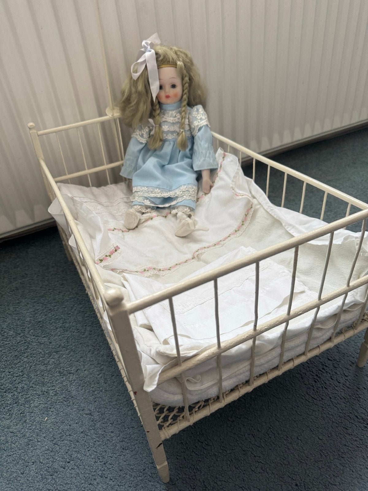 Vintage metal poppenbedje met pop en beddengoed, Ophalen, Gebruikt, Overige typen