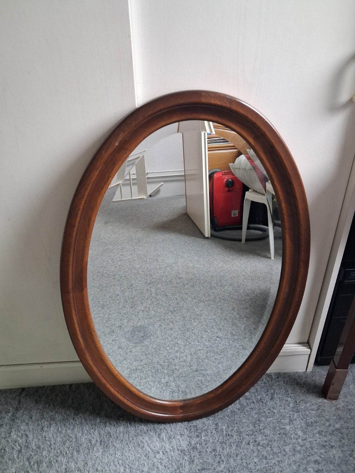 Ovale spiegel met houten lijst en geslepen glas., Antiek en Kunst, Ophalen, Ovaal, 50 tot 100 cm, Minder dan 100 cm