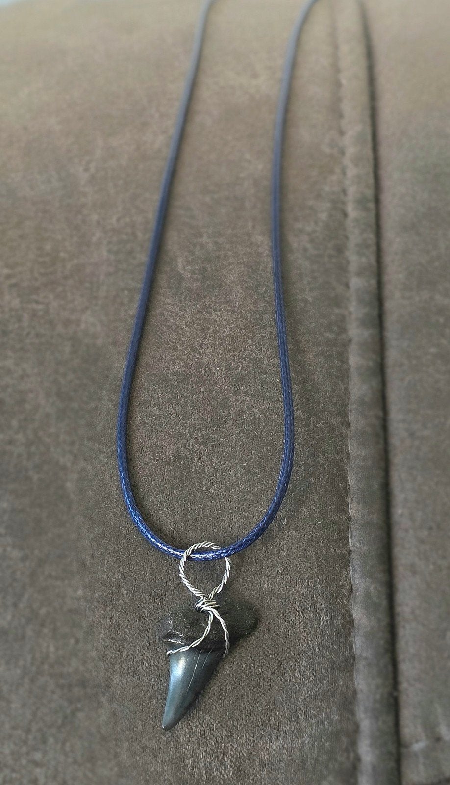 unieke handgemaakte haaientand ketting - echt fossiel, Ophalen of Verzenden, Fossiel