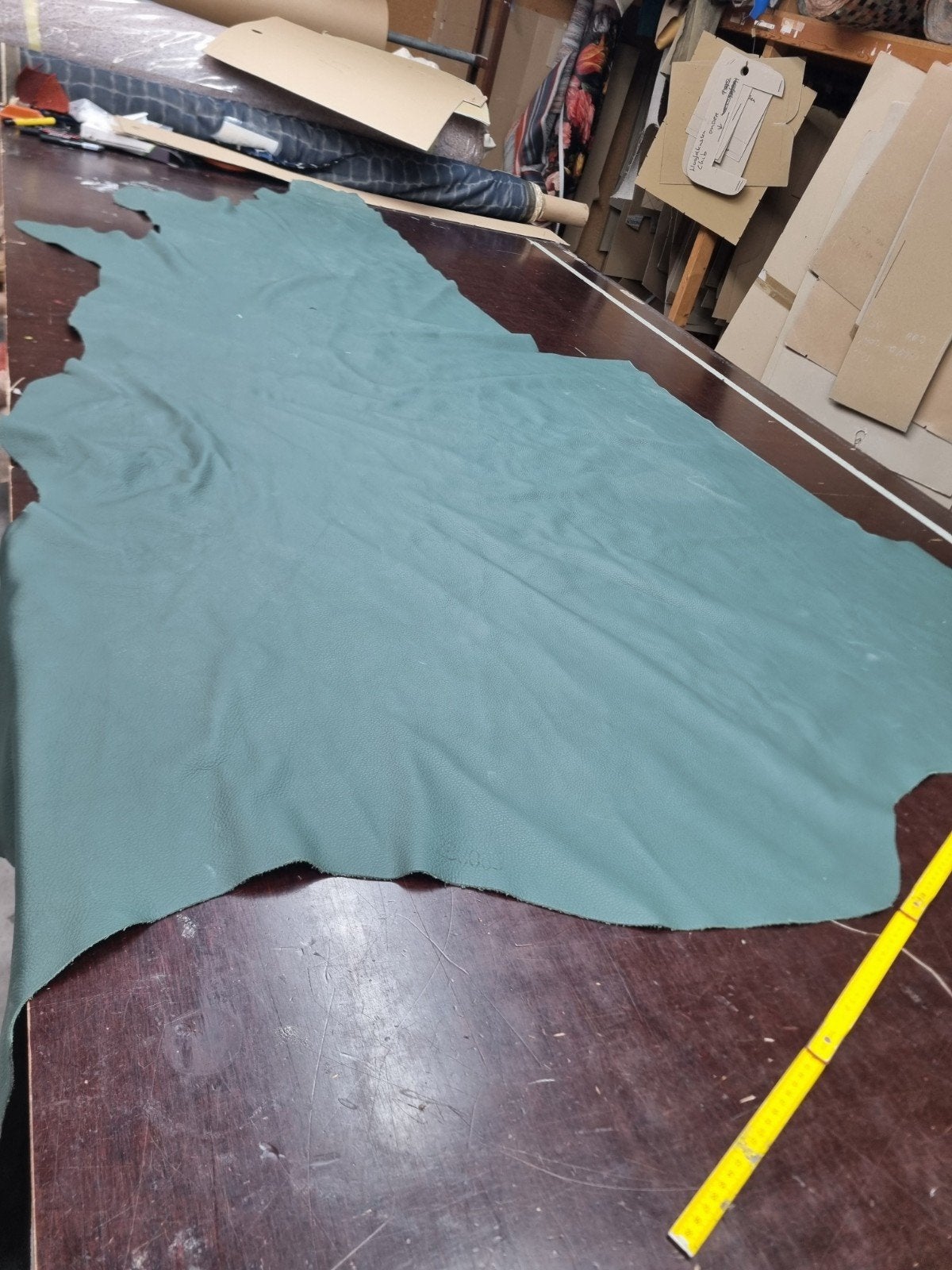 Restant leer groenige kleur, Hobby en Vrije tijd, Stoffen en Lappen, Gebruikt, 120 cm of meer, Leer of Kunstleer, 200 cm of meer