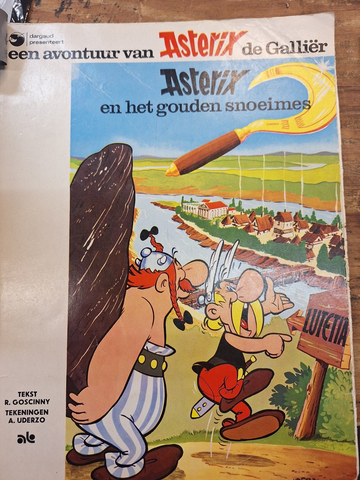 Asterix en het Gouden Snoeimes - Klassiek Stripboek, Eén stripboek, Ophalen of Verzenden, Gelezen, R. Goscinny, A. Uderzo