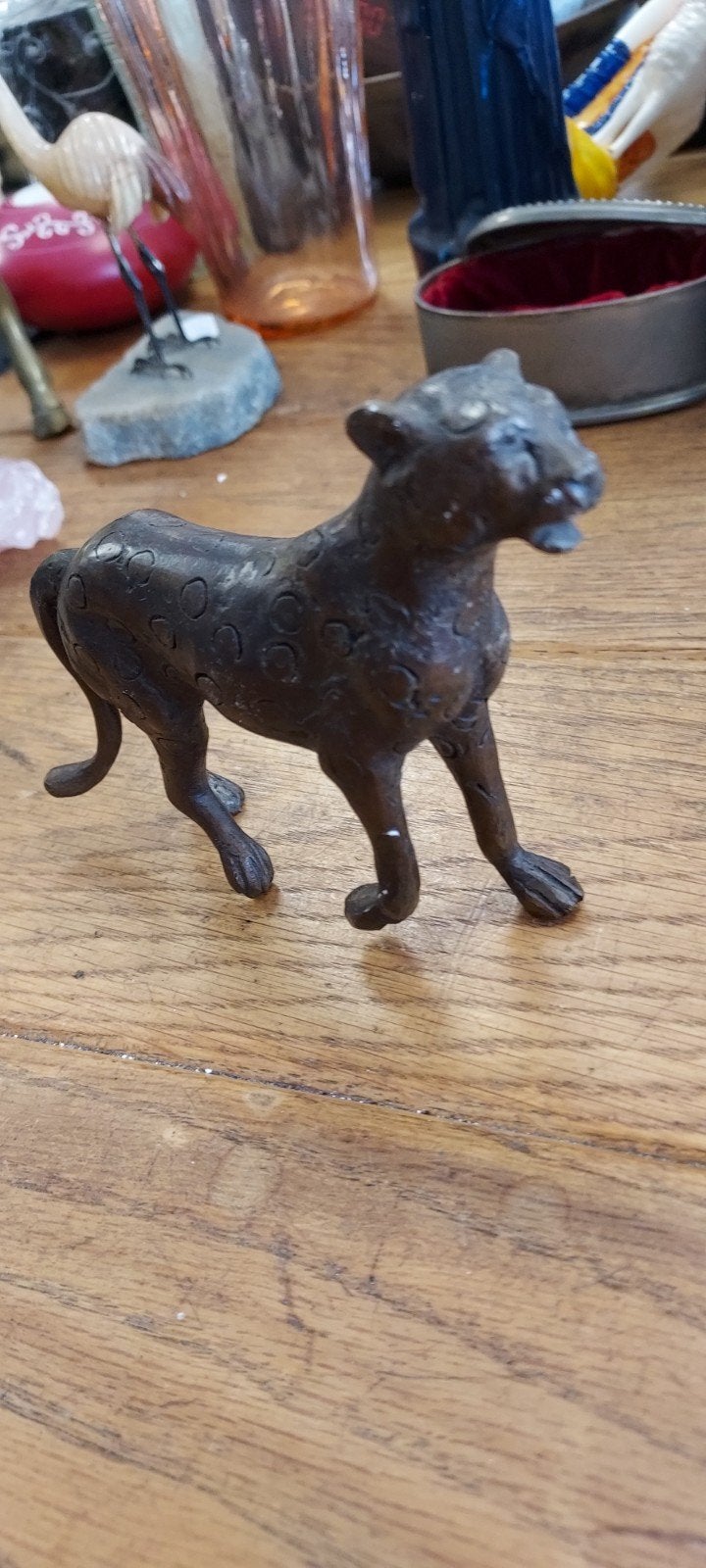 Bronzen beeldje van een luipaard of cheeta, Antiek en Kunst, Antiek | Koper en Brons, Ophalen of Verzenden