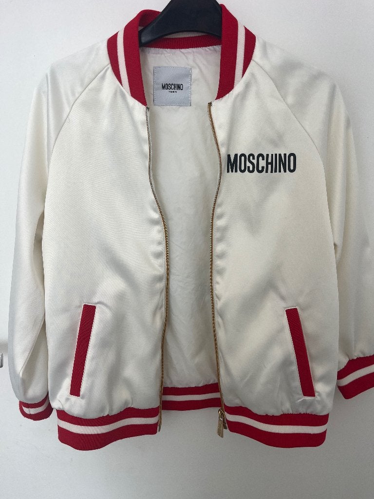 Mooie Moschino jas, Kinderen en Baby's, Kinderkleding | Maat 134, Moschino, Zo goed als nieuw, Jas, Verzenden