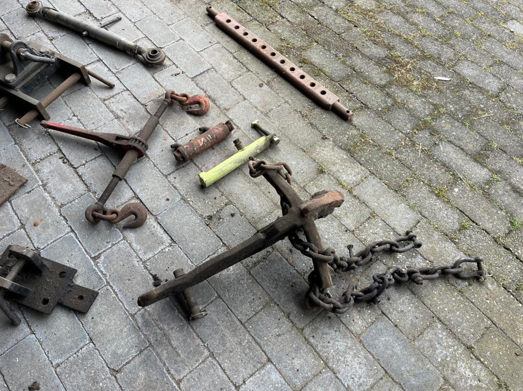 Ondertrekhaak ford 6700 met trekhaken en aftakas, Ophalen