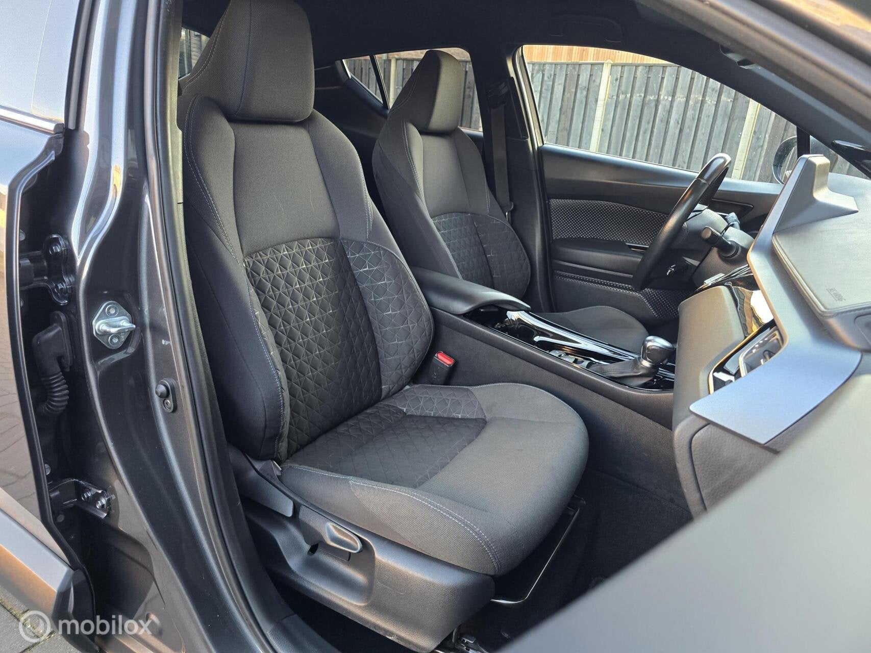 TOYOTA C-HR 1.8 HYBRID AUTOMAAT ACC CARPLAY CAMERA STOELVERW, Auto's, Stof, 4 cilinders, 122 pk, Origineel Nederlands