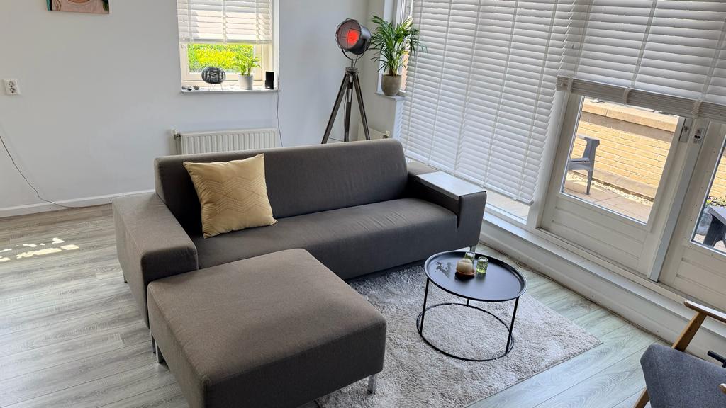 Moderne grijze bank met chaise longue, Huis en Inrichting, Banken | Bankstellen, Ophalen, 125 tot 150 cm, Hoekbank, Driepersoons