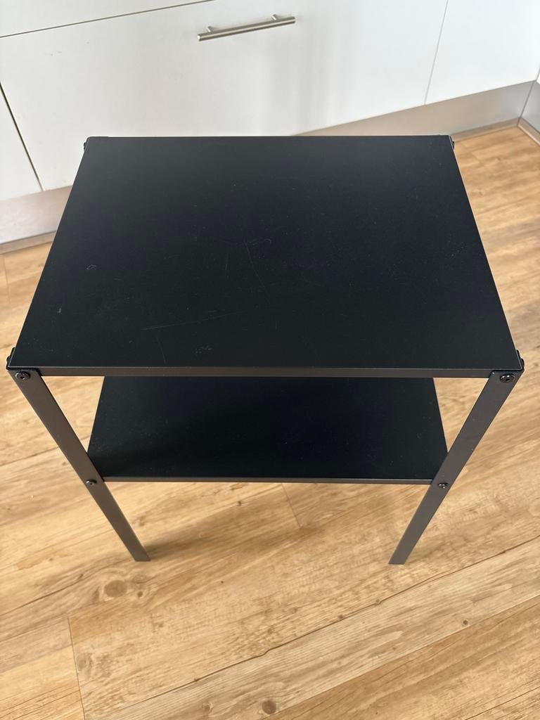 Zwart bijzettafeltje met twee lagen, Huis en Inrichting, Tafels | Bijzettafels, Minder dan 55 cm, Gebruikt, Metaal of Aluminium