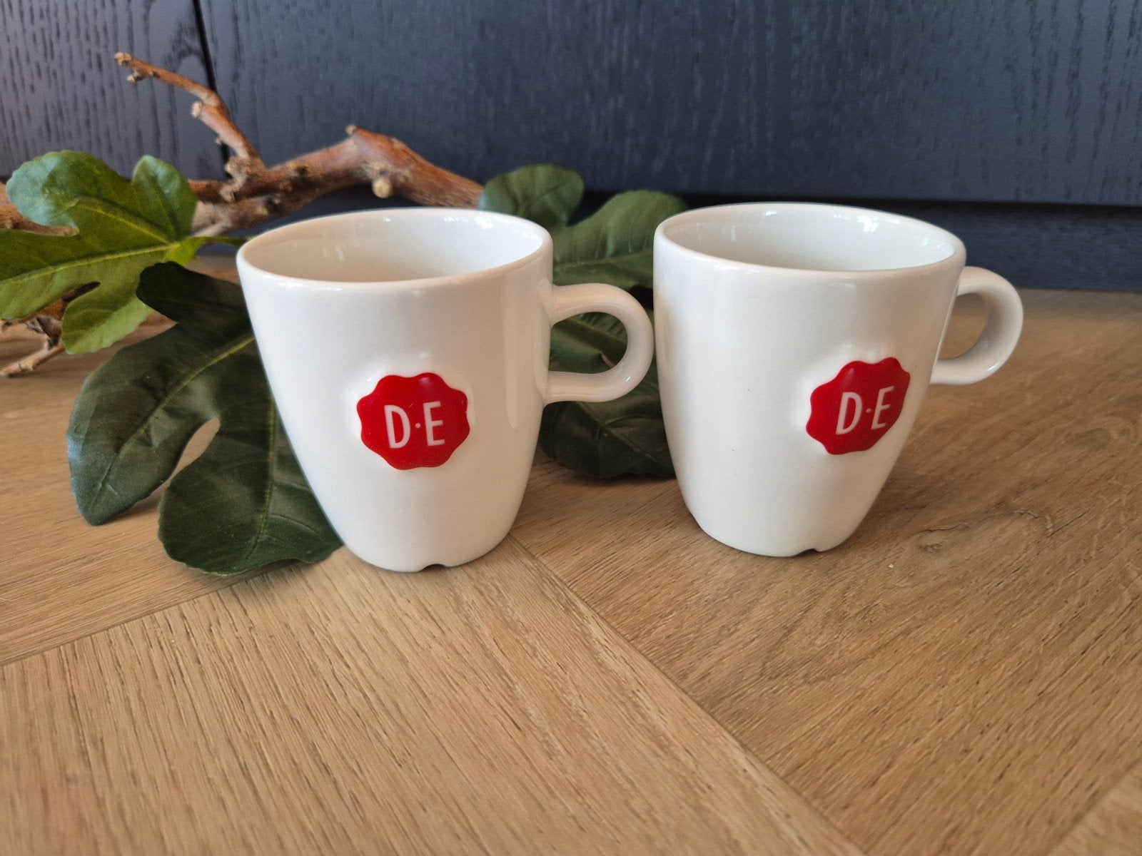 2 Douwe Egberts mokken - Zo goed als nieuw, Huis en Inrichting, Overige merken, Keramiek, Zo goed als nieuw, Modern