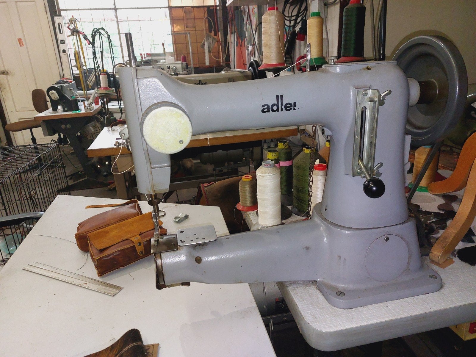 zadelmaker Adler 105-6 vrije Arm 220v gereviseerd, Ophalen, Zo goed als nieuw, Naaimachine, Overige merken