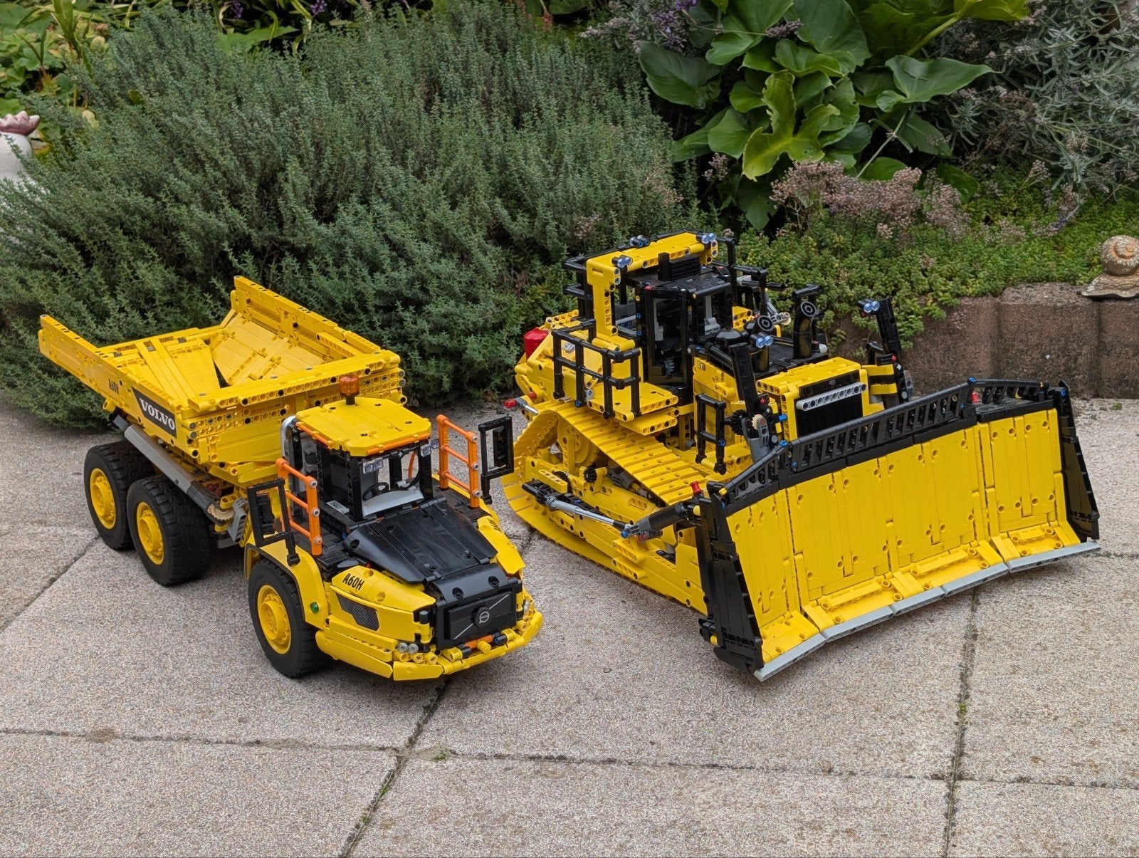 Lego Technic Volvo A60H en CAT D11 Bulldozer, Ophalen, Zo goed als nieuw