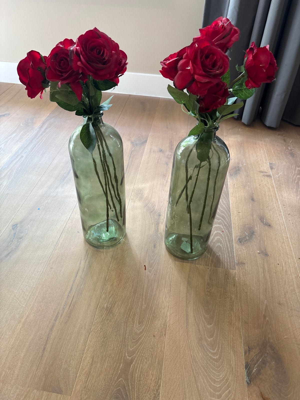 Decoratieve vazen met rode rozen (2 stuks), Ophalen, 50 tot 75 cm, Groen, Glas