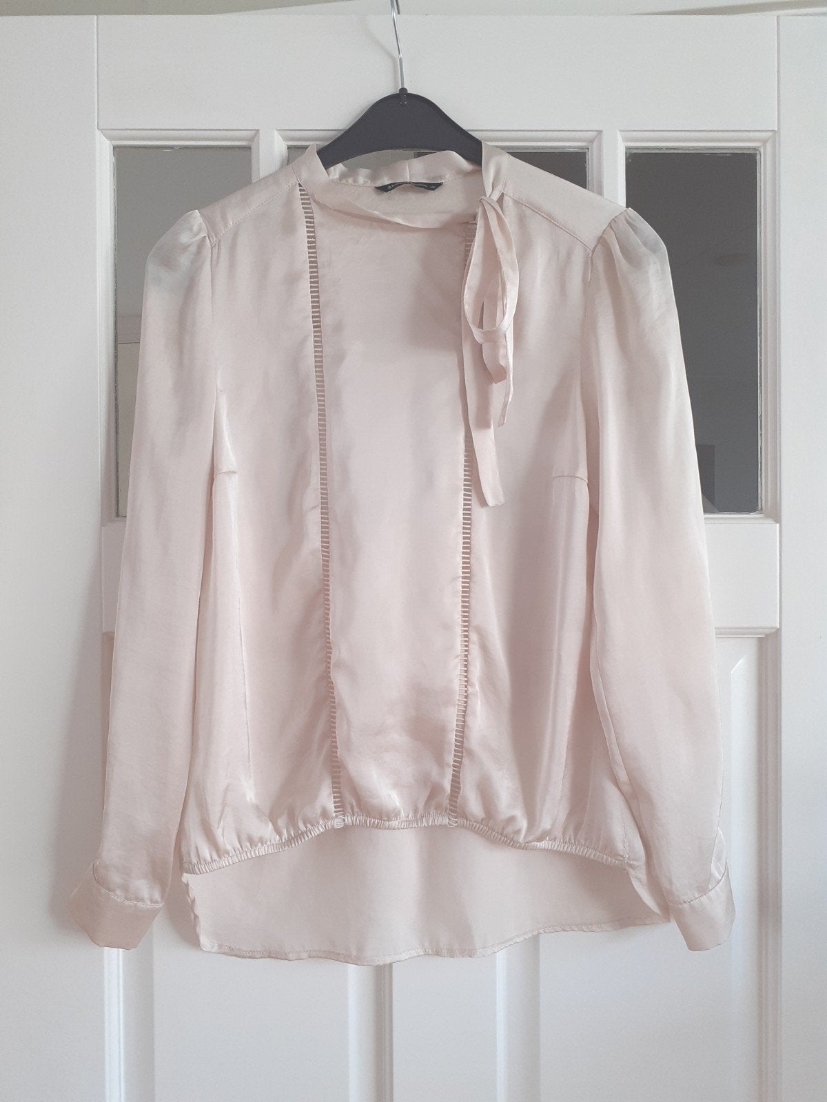 Summum woman satijn blouse met strikkraag maat 36, Summum Woman, Beige, Ophalen of Verzenden, Zo goed als nieuw