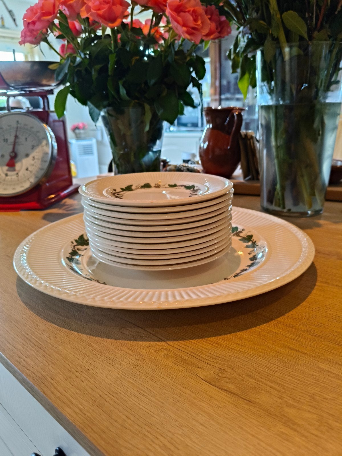 Wedgwood Stratford gebaksstel - 12 gebaksbordjes en schaal, Klassiek, Ophalen of Verzenden, Zo goed als nieuw, Bord(en)