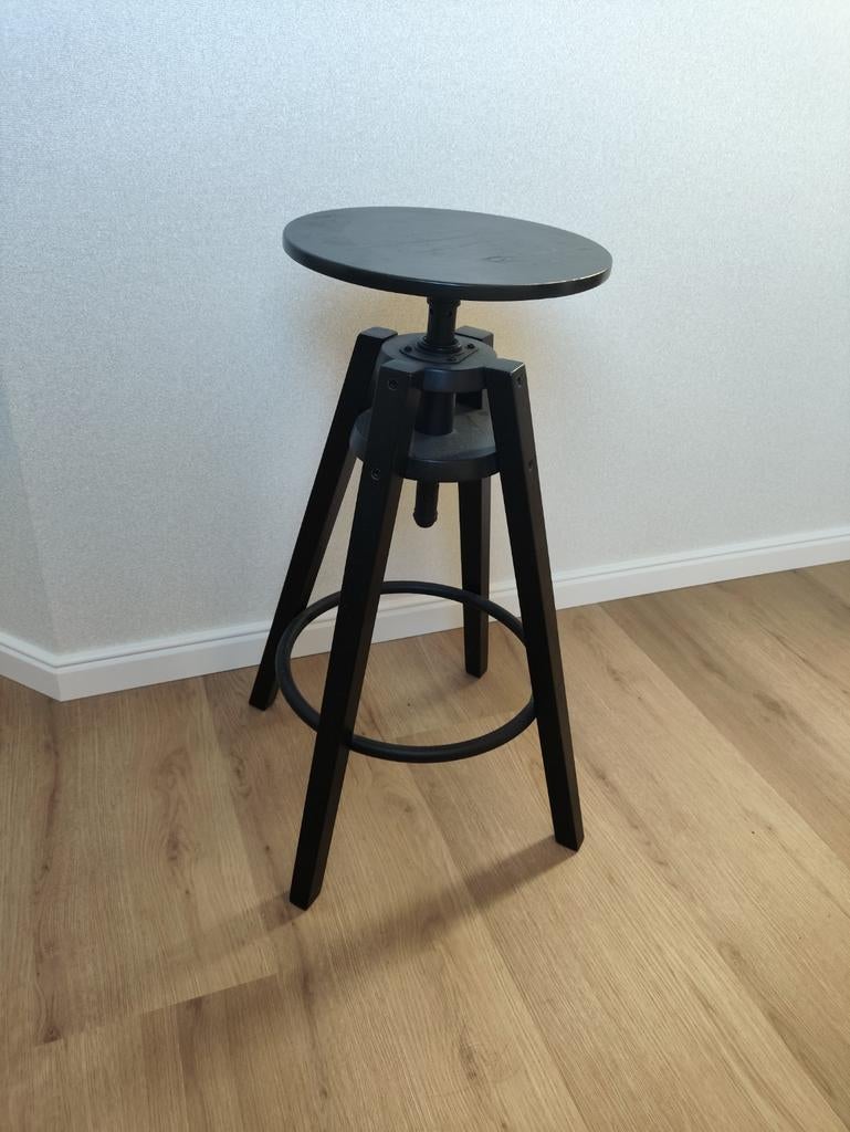 zwarte IKEA Dalfred draaikruk hoogte verstelbaar, Huis en Inrichting, Barkrukken, 1 kruk, Ophalen of Verzenden, Gebruikt, 60 tot 90 cm