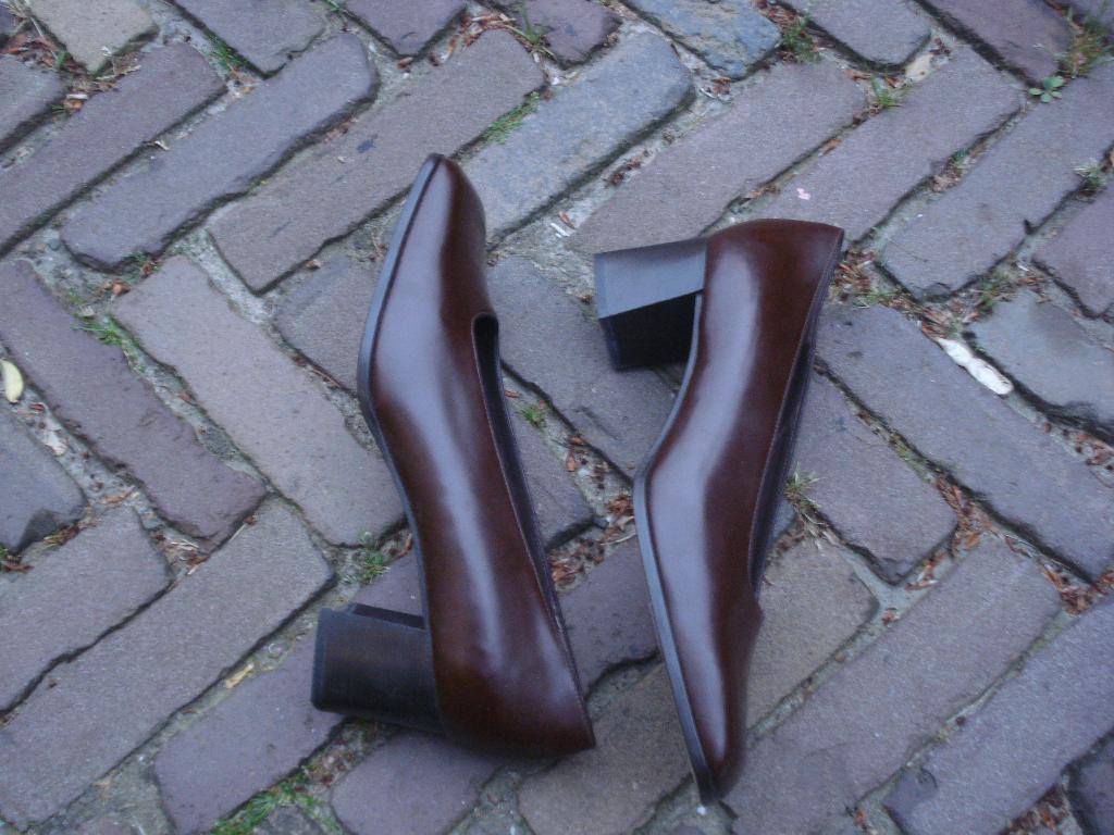 GRATIS VERZENDEN NIEUWE BRUINE LEREN PUMPS MT 41, Pumps, Bruin, Verzenden, Nieuw