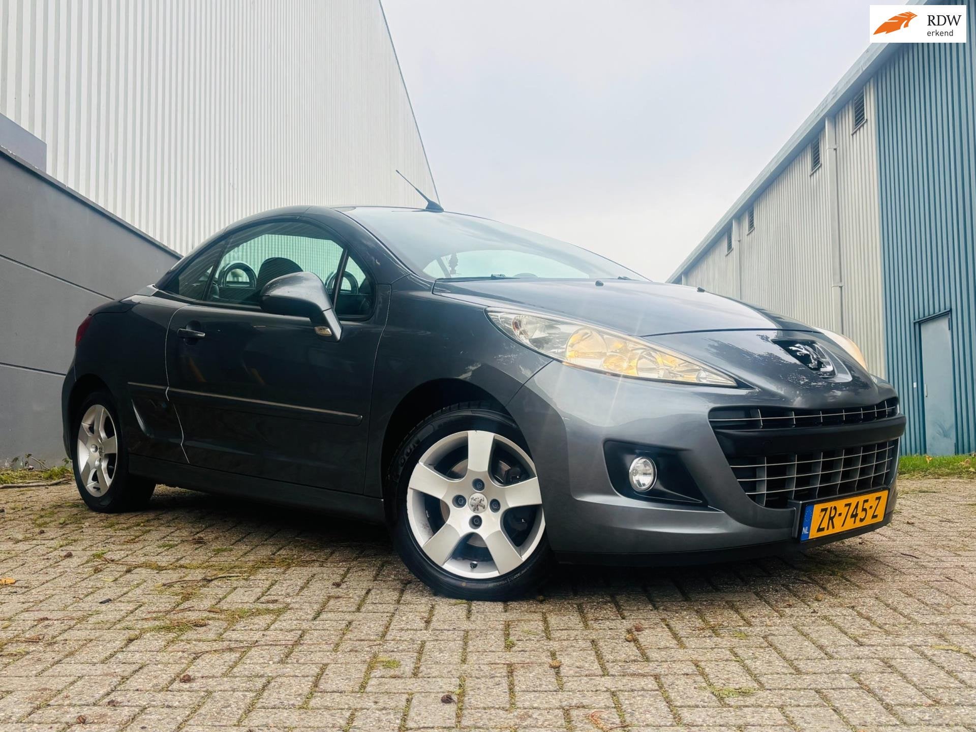 Peugeot 207 CC 1.6 VTi Roland Garros, Auto's, Voorwielaandrijving, Euro 5, Gebruikt, Zwart