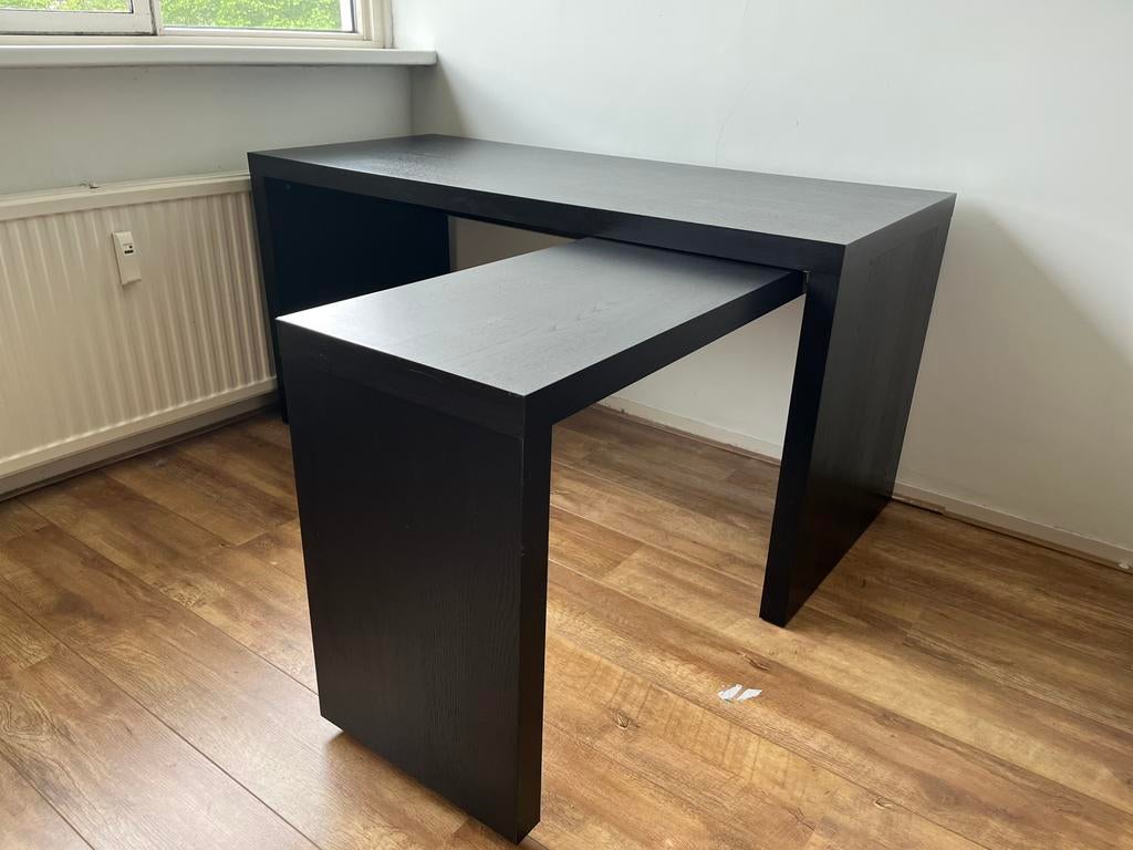 Malm bureau met uittrekbaar blad, zwart, Huis en Inrichting, Bureaus, Ophalen, Zo goed als nieuw