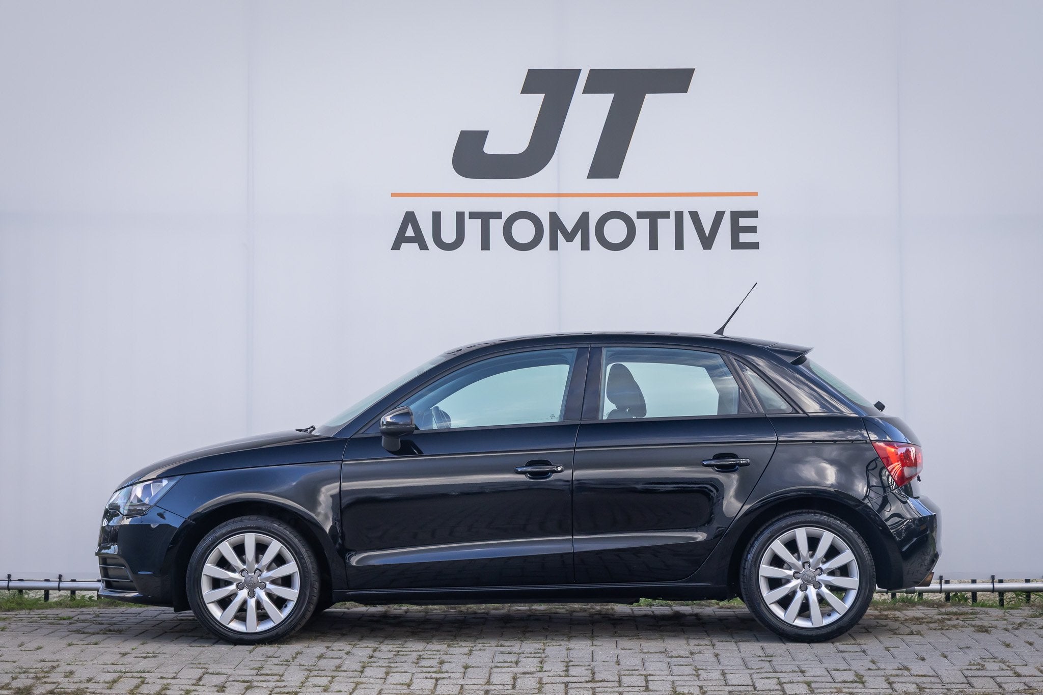 Audi A1 SPORTBACK 1.2 TFSI Connect Nlauto 5deurs Cruise cont, Euro 5, 4 cilinders, Zwart, Origineel Nederlands