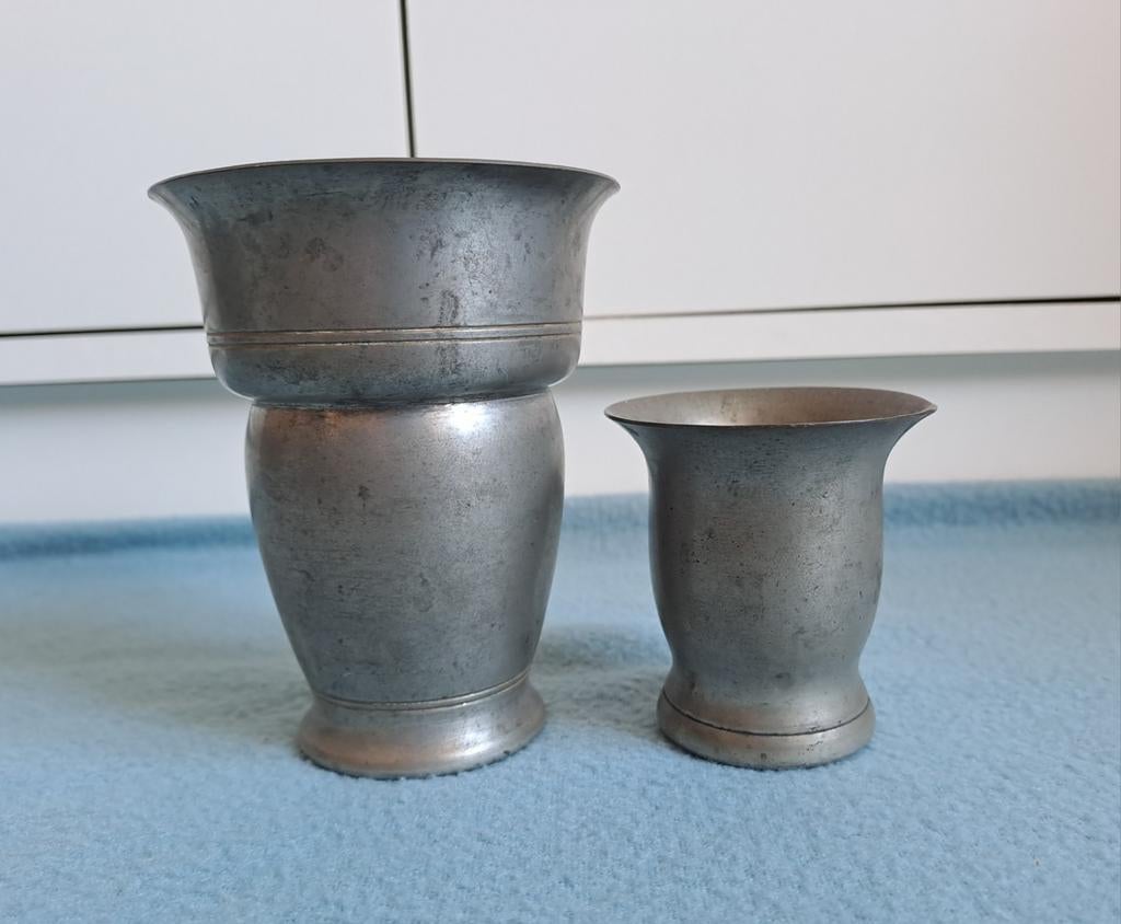 2 vintage tinnen bekers / vaasjes – Venco tin & zuiver tin, Antiek en Kunst, Antiek | Tin, Ophalen of Verzenden