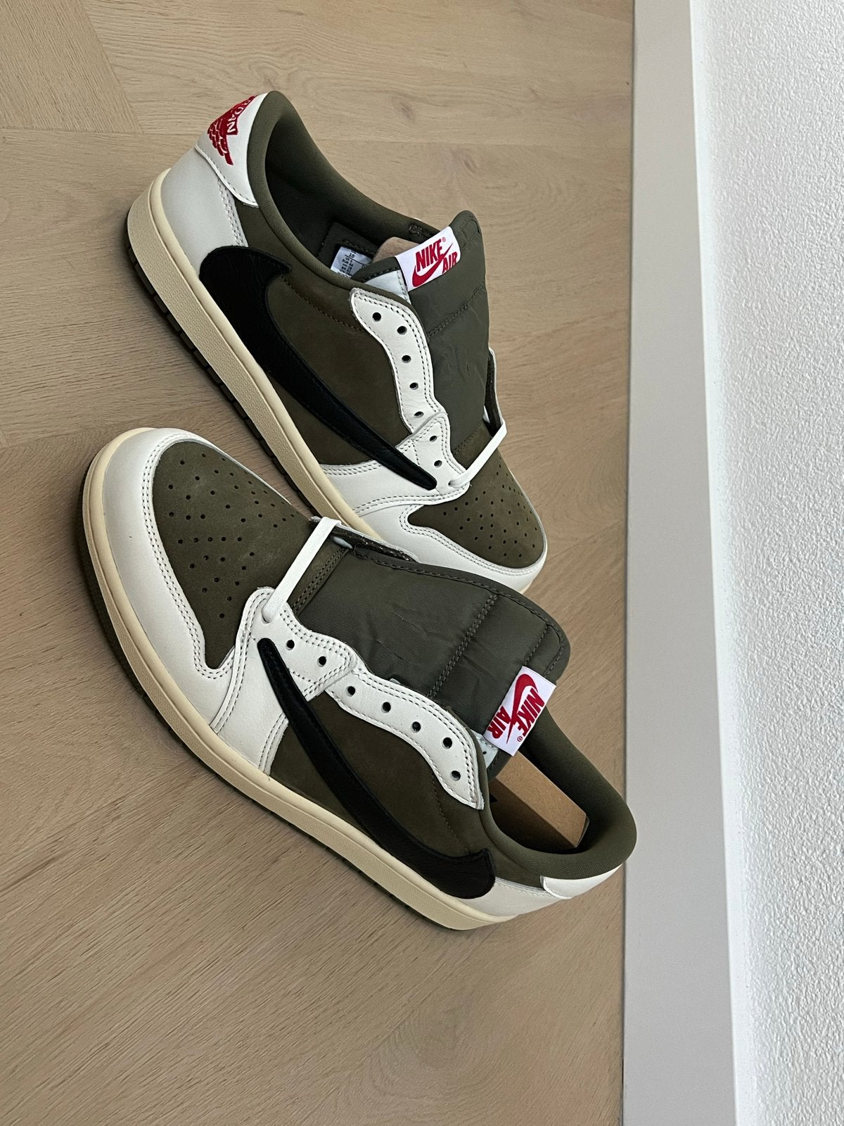Nike Air Jordan 1 Low Travis Scott medium olive 44, Ophalen of Verzenden, Nieuw, Overige kleuren, Sneakers of Gympen