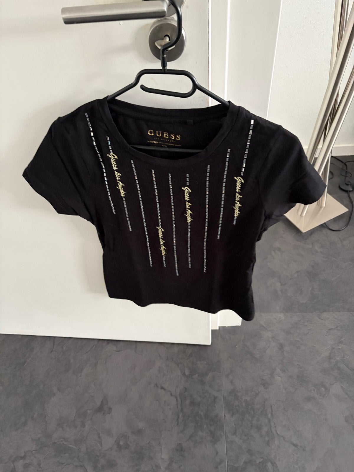 Dames Guess t-shirt XS/S - Zwart met gouden details, Kleding | Dames, Ophalen, Zwart, Korte mouw, Maat 34 (XS) of kleiner