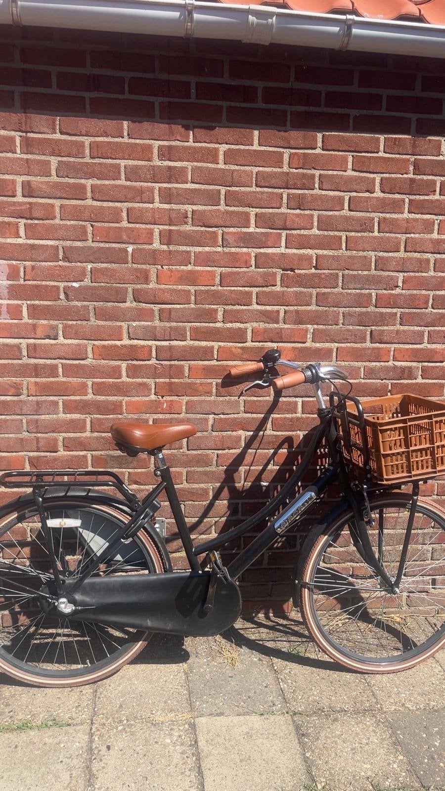 Foto 7 van Zwarte stadsfiets met mand en versnellingen
