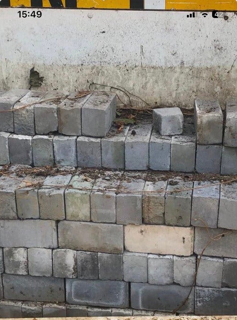 Gebroken kalkzandstenen, grijs. Ongeveer 200 st, Ophalen, Zo goed als nieuw, Beton, Overige typen