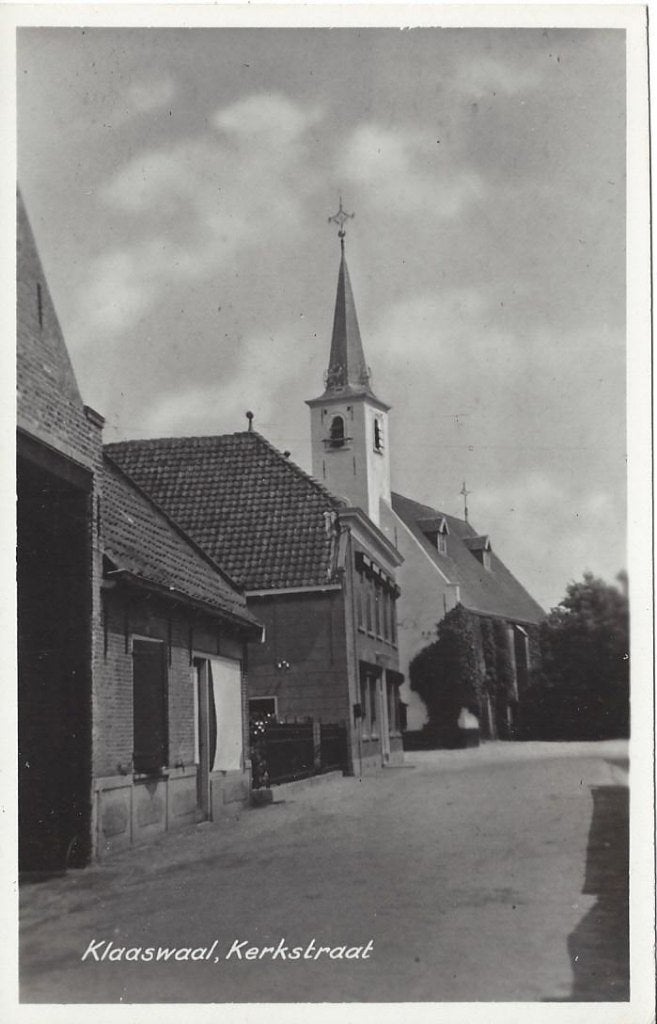 Klaaswaal (Z.H.) Kerkstraat, zicht op Herv. Kerk, Verzamelen, Ansichtkaarten | Nederland, Ophalen of Verzenden, 1940 tot 1960