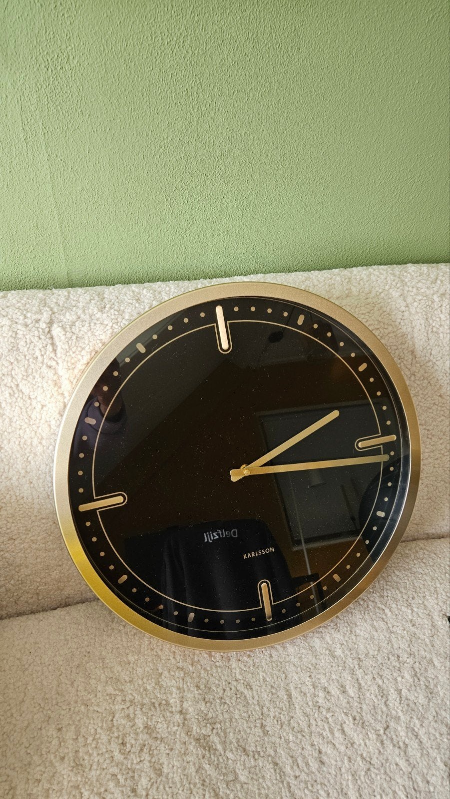 Karlsson Wandklok Zwart/Goud 42 cm, Huis en Inrichting, Ophalen, Analoog, Werkt op batterijen, Karlsson