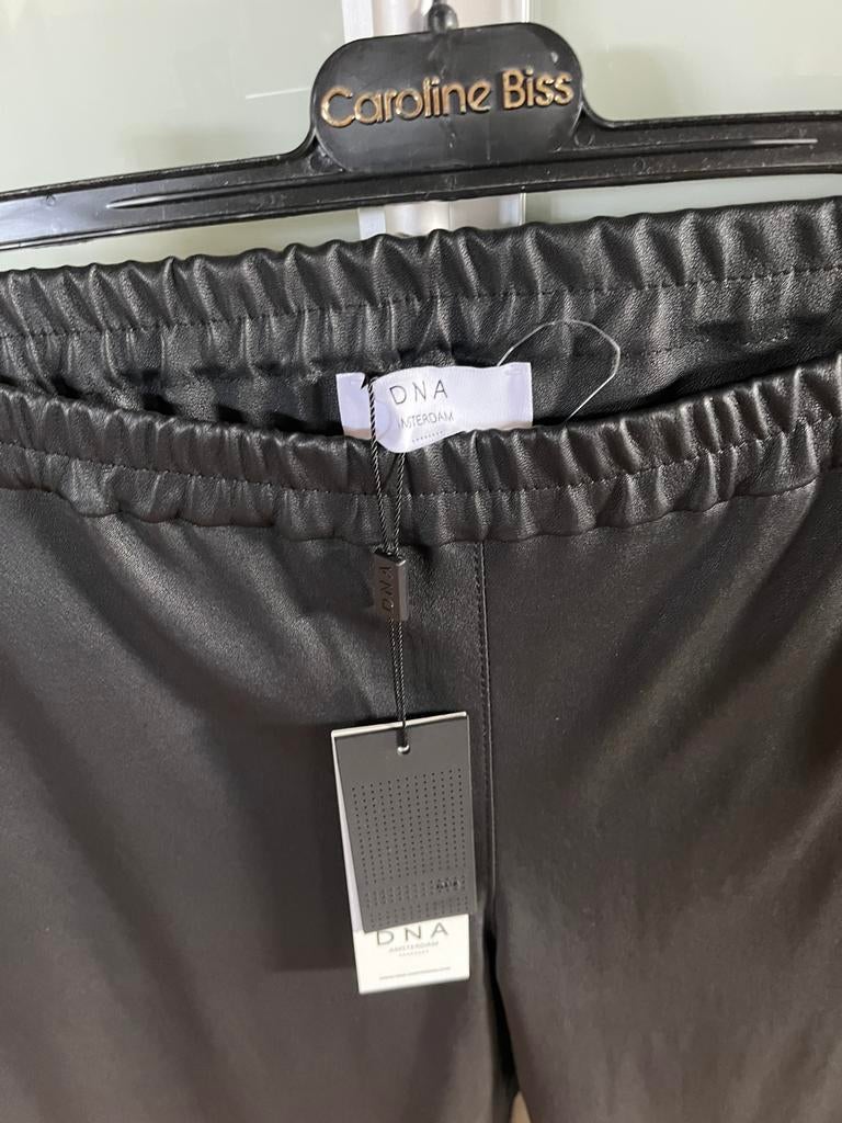 Zwarte lederen broek van het mooie merk DNA, Kleding | Dames, Zwart, Maat 42/44 (L), Nieuw, Ophalen of Verzenden