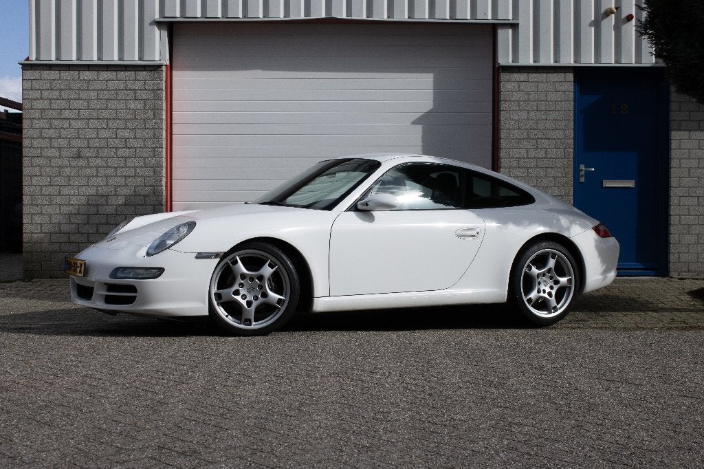 Porsche 911 Carrera 3.6 - AUT - Dealer - CarPlay - Stoelverw, Automaat, Zwart, 4 stoelen, Wit