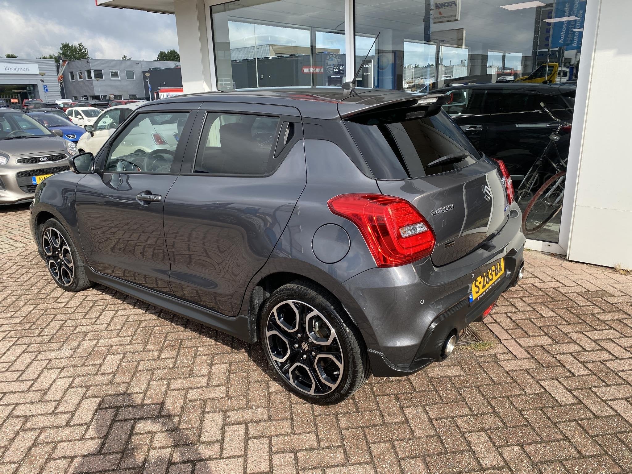 Suzuki Swift 1.4 Sport Smart Hybrid luxe uitvoering in nieuw, Auto's, Voorwielaandrijving, Stof, Euro 6, 4 cilinders